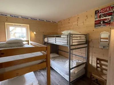 Un ou plusieurs lits dans un hébergement de l'établissement **Appartement T3 avec Terrasse, Parking et Proche Pistes** - FR-1-787-48