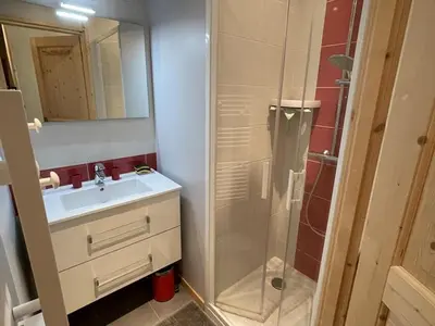 Salle de bains dans l'établissement **Appartement T3 avec Terrasse, Parking et Proche Pistes** - FR-1-787-48