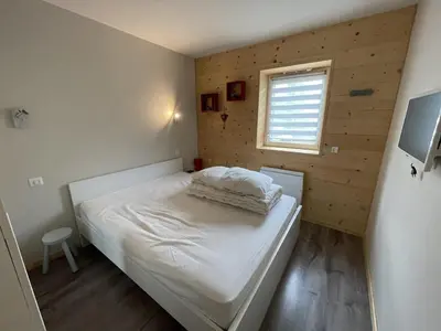Un ou plusieurs lits dans un hébergement de l'établissement **Appartement T3 avec Terrasse, Parking et Proche Pistes** - FR-1-787-48