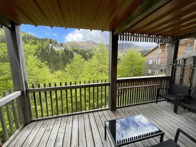 Balcon ou terrasse dans l'établissement **Appartement T3 avec Terrasse, Parking et Proche Pistes** - FR-1-787-48