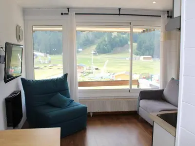 Coin salon dans l'établissement Studio Rénové avec Balcon Sud, Pistes & Commerces à Proximité - FR-1-787-59