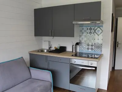 Cuisine ou kitchenette dans l'établissement Studio Rénové avec Balcon Sud, Pistes & Commerces à Proximité - FR-1-787-59