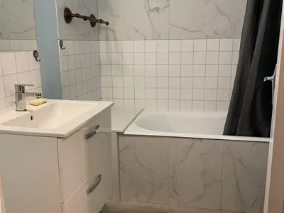 Salle de bains dans l'établissement Studio cosy pour 4 pers. avec balcon Sud, centre station, proche pistes et commerces - FR-1-787-65