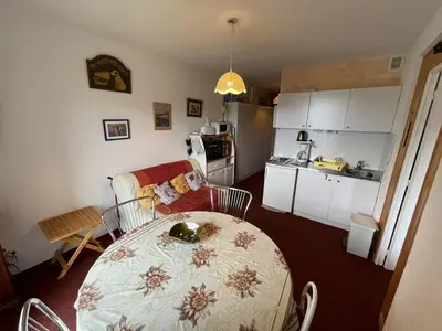 Cuisine ou kitchenette dans l'établissement Charmant T2 près des pistes avec équipement bébé, casier à skis, animaux non admis - FR-1-787-68