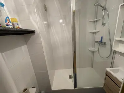Salle de bains dans l'établissement Charmant studio exposé plein sud face aux pistes, idéal pour 4 pers., animaux bienvenus - FR-1-787-62