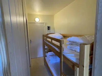 Un ou plusieurs lits dans un hébergement de l'établissement Studio 4 pers, centre station avec WiFi, accès direct pistes et commerces - FR-1-787-66