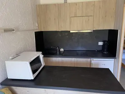 Cuisine ou kitchenette dans l'établissement Studio 4 pers, centre station avec WiFi, accès direct pistes et commerces - FR-1-787-66
