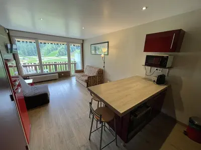 Télévision ou salle de divertissement dans l'établissement Studio avec balcon, cuisine équipée et Wi-Fi au Lioran - FR-1-787-70