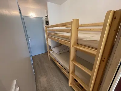 Un ou plusieurs lits dans un hébergement de l'établissement Studio avec balcon, cuisine équipée et Wi-Fi au Lioran - FR-1-787-70