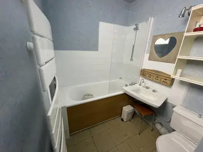 Salle de bains dans l'établissement Studio avec balcon, cuisine équipée et Wi-Fi au Lioran - FR-1-787-70