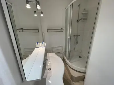 Salle de bains dans l'établissement Studio 4 Pers. au Centre de la Station avec Wifi et Animaux Admis - FR-1-787-73