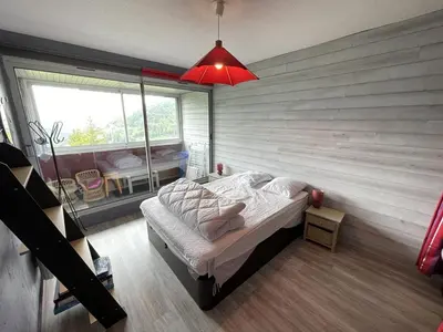 Un ou plusieurs lits dans un hébergement de l'établissement Appartement T2 cabine avec balcon, accès piste, parking, animaux bienvenus - FR-1-787-69