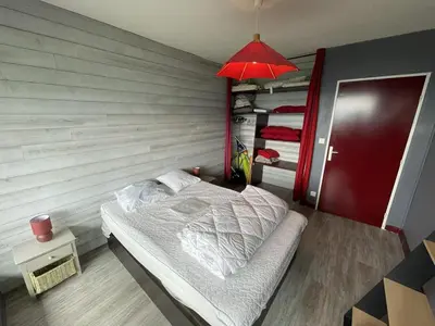 Un ou plusieurs lits dans un hébergement de l'établissement Appartement T2 cabine avec balcon, accès piste, parking, animaux bienvenus - FR-1-787-69