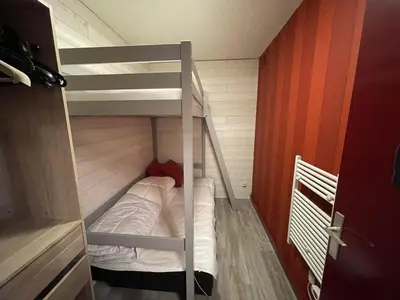 Un ou plusieurs lits dans un hébergement de l'établissement Appartement T2 cabine avec balcon, accès piste, parking, animaux bienvenus - FR-1-787-69