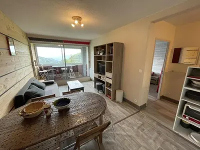 Coin salon dans l'établissement Appartement T2 cabine avec balcon, accès piste, parking, animaux bienvenus - FR-1-787-69