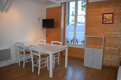 Télévision ou salle de divertissement dans l'établissement Villa des Lutins