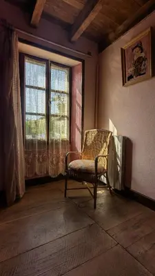 Coin salon dans l'établissement maison de caractère rénovée