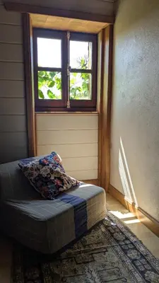 Coin salon dans l'établissement maison de caractère rénovée