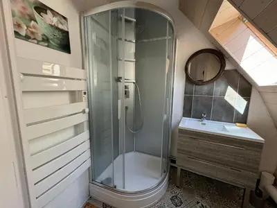 Salle de bains dans l'établissement Maison Chez Gilberte à Salers