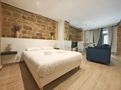 Un ou plusieurs lits dans un hébergement de l'établissement Le One, cosy et authentique