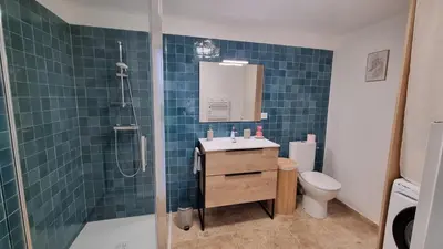 Salle de bains dans l'établissement Charmant T2 neuf haut de gamme