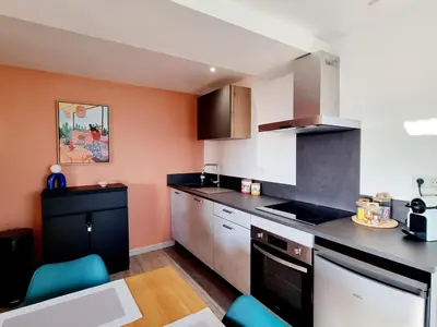 Cuisine ou kitchenette dans l'établissement Charmant T2 neuf haut de gamme