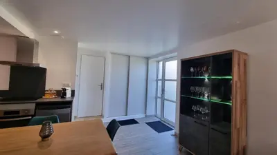 Cuisine ou kitchenette dans l'établissement Charmant T2 neuf haut de gamme
