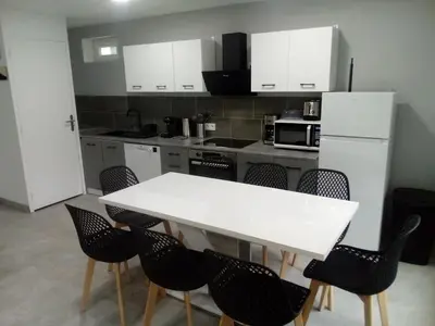 Cuisine ou kitchenette dans l'établissement appt tout confort à laveissiere 101