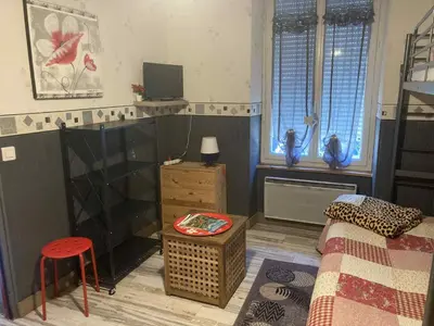 Un ou plusieurs lits dans un hébergement de l'établissement Studio MARMOTTES au RDC a HYPER centre du Mont DORE