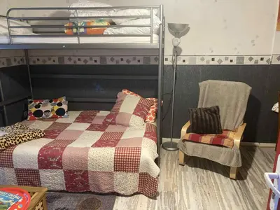 Un ou plusieurs lits dans un hébergement de l'établissement Studio MARMOTTES au RDC a HYPER centre du Mont DORE