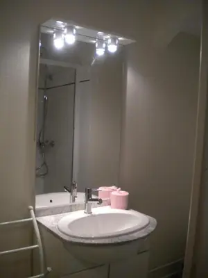 Salle de bains dans l'établissement Studio MARMOTTES au RDC a HYPER centre du Mont DORE
