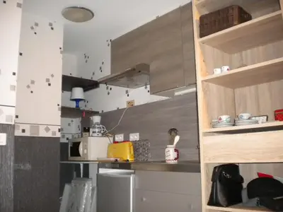 Cuisine ou kitchenette dans l'établissement Studio MARMOTTES au RDC a HYPER centre du Mont DORE