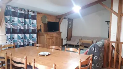Télévision ou salle de divertissement dans l'établissement Chalet 3 chambres point de vue depuis la grande terrasse