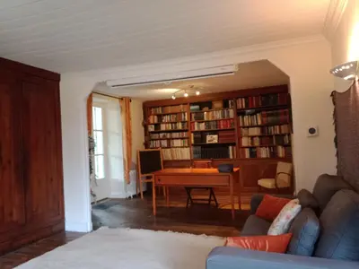 Bibliothèque dans la maison de vacances