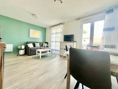 Télévision ou salle de divertissement dans l'établissement Le Lemovice, lumineux et calme