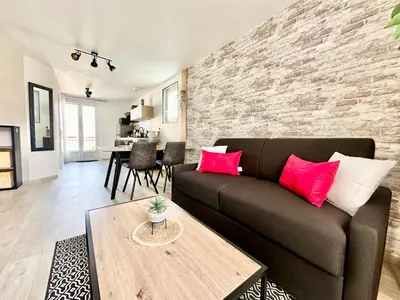 Coin salon dans l'établissement Le Feuillardier, calme et lumineux