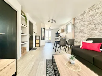 Coin salon dans l'établissement Le Feuillardier, calme et lumineux