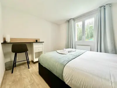 Un ou plusieurs lits dans un hébergement de l'établissement Le Populaire, cosy et lumineux