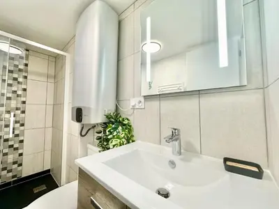 Salle de bains dans l'établissement Le Populaire, cosy et lumineux