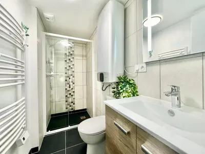 Salle de bains dans l'établissement Le Populaire, cosy et lumineux