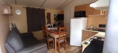 Cuisine ou kitchenette dans l'établissement Mobil home agreable et fonctionnel