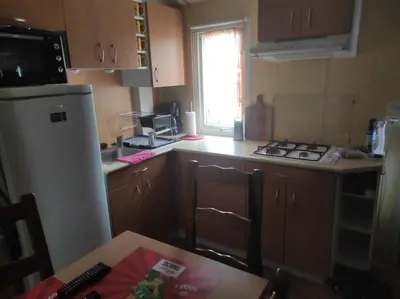 Cuisine ou kitchenette dans l'établissement Mobil home agreable et fonctionnel