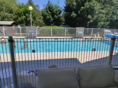 Piscine de l'établissement Mobil home agreable et fonctionnel ou située à proximité