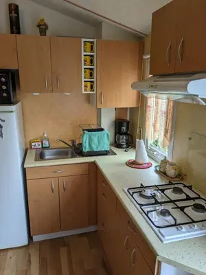 Cuisine ou kitchenette dans l'établissement Mobil home agreable et fonctionnel