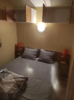 Un ou plusieurs lits dans un hébergement de l'établissement Mobil home agreable et fonctionnel