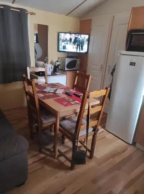 Cuisine ou kitchenette dans l'établissement Mobil home agreable et fonctionnel