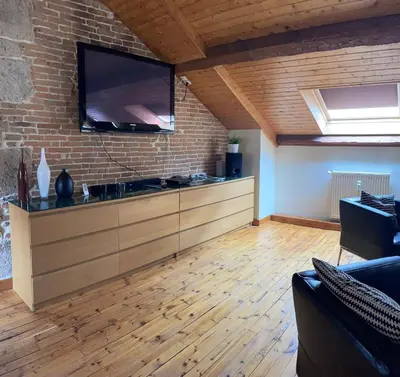 Télévision ou salle de divertissement dans l'établissement Appartement duplex le montagne de la villa Chanterive