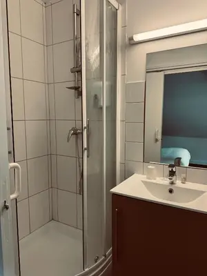 Salle de bains dans l'établissement Logis Hotel Eben