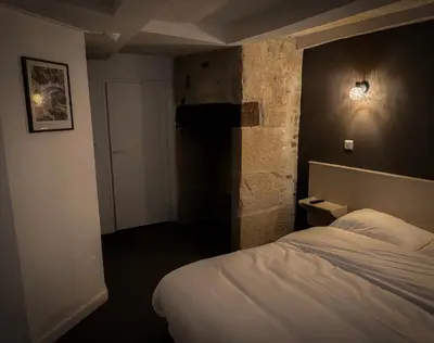 Un ou plusieurs lits dans un hébergement de l'établissement Logis Hotel Eben
