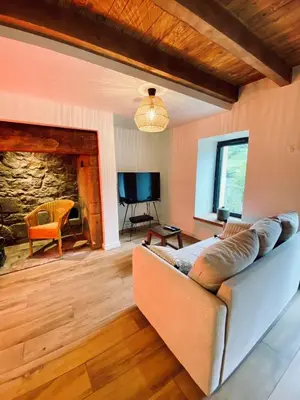 Télévision ou salle de divertissement dans l'établissement La haut Maison a la campagne